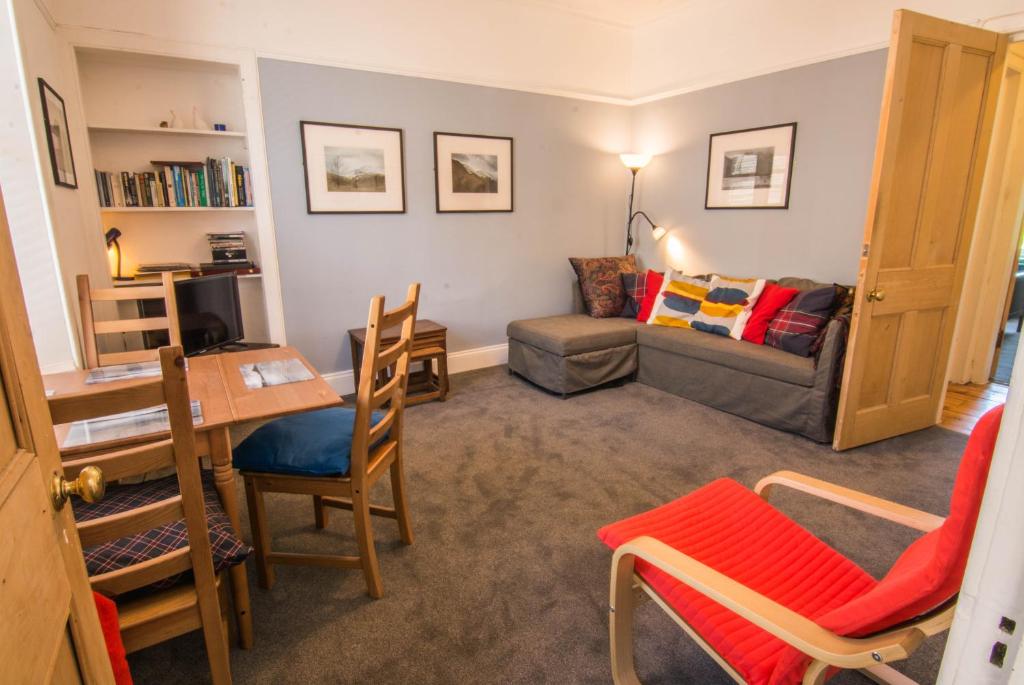 ein Wohnzimmer mit einem Sofa und einem Tisch in der Unterkunft 426 Homely 1 bedroom apartment in Leith in Edinburgh