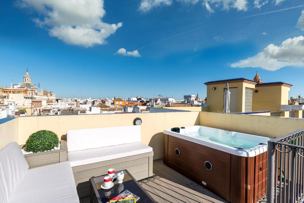 bañera de hidromasaje en el balcón con vistas a la ciudad en Veoapartment Estrella, en Sevilla