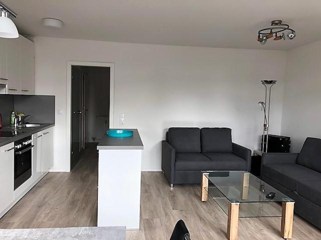 un soggiorno con un divano e un tavolo di Strandhotel Wohnung 4 a Dahme