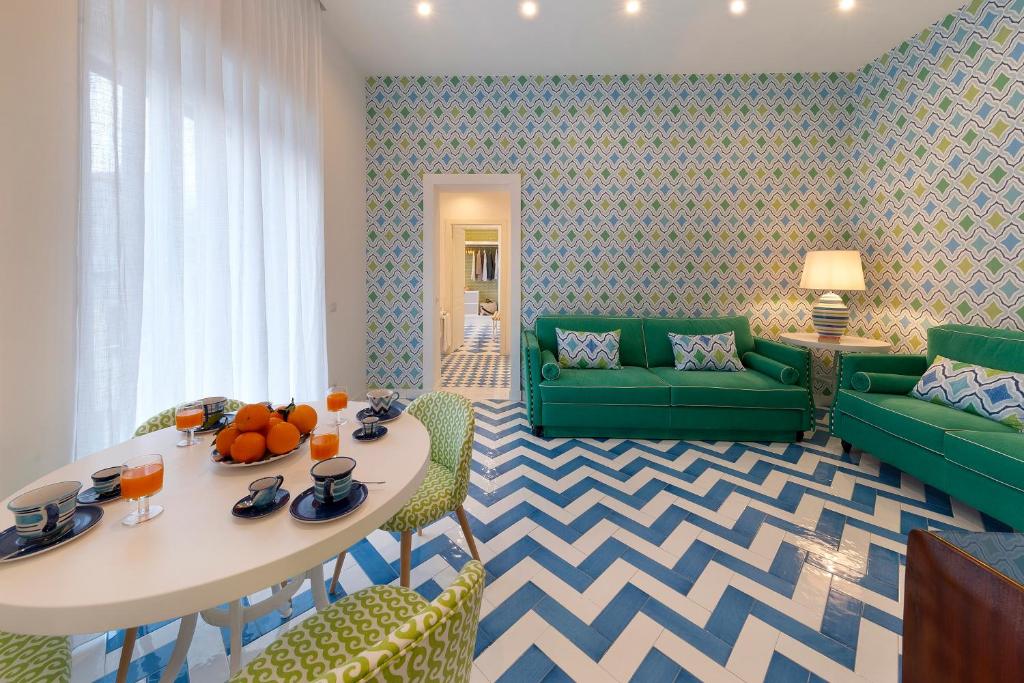 A bed or beds in a room at SorrentoVibes - Design Holiday Home in Sorrento city center