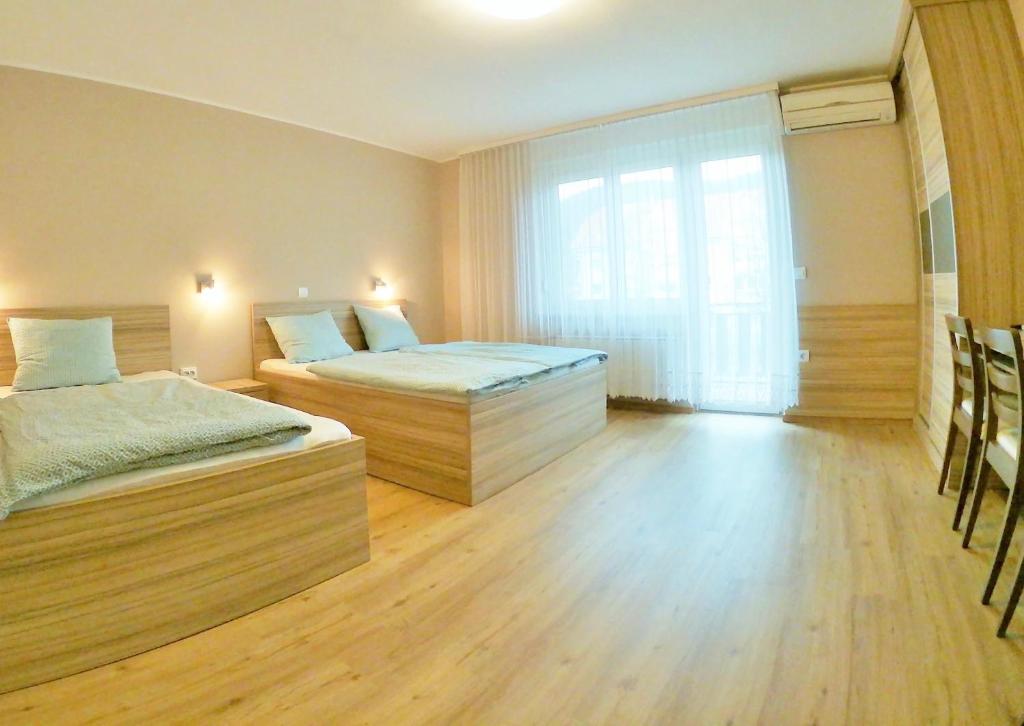 Postel nebo postele na pokoji v ubytování Stara lipa Tašner FREE kitchen&garage&parking-self check in