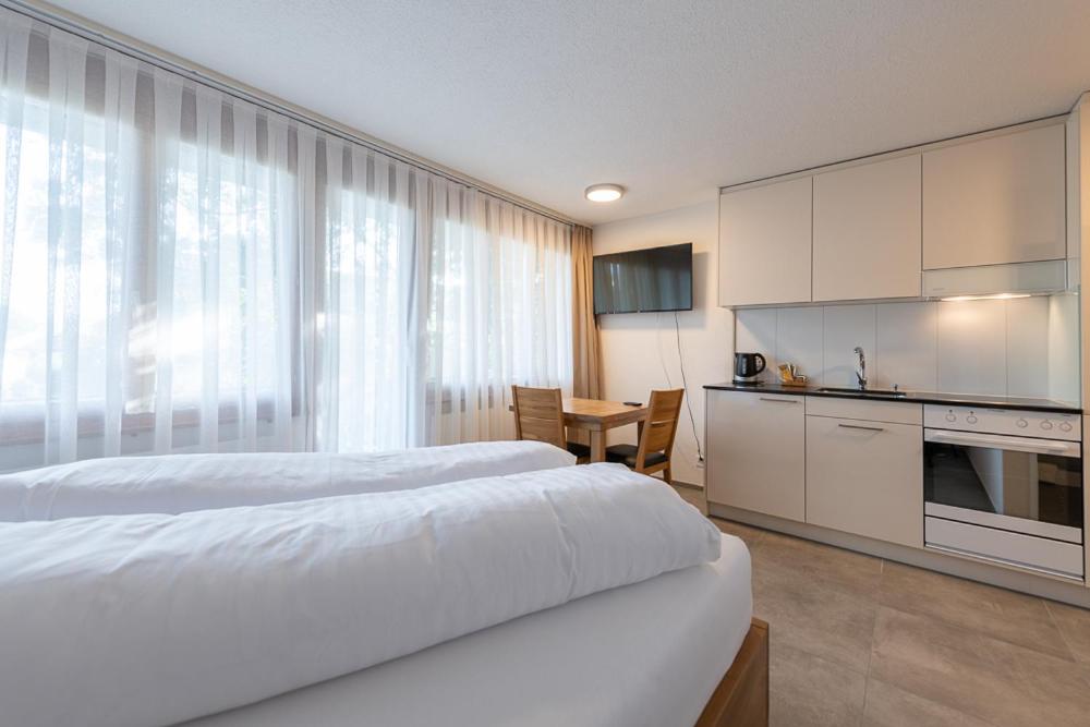 Kuchyň nebo kuchyňský kout v ubytování Noah Hotel
