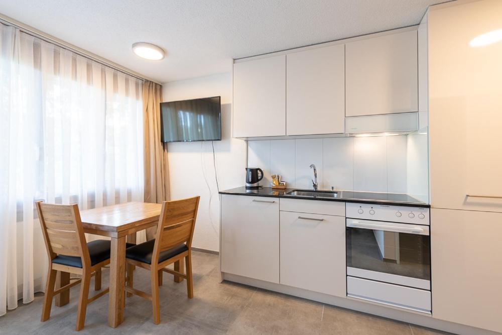Kuchyň nebo kuchyňský kout v ubytování Noah Hotel