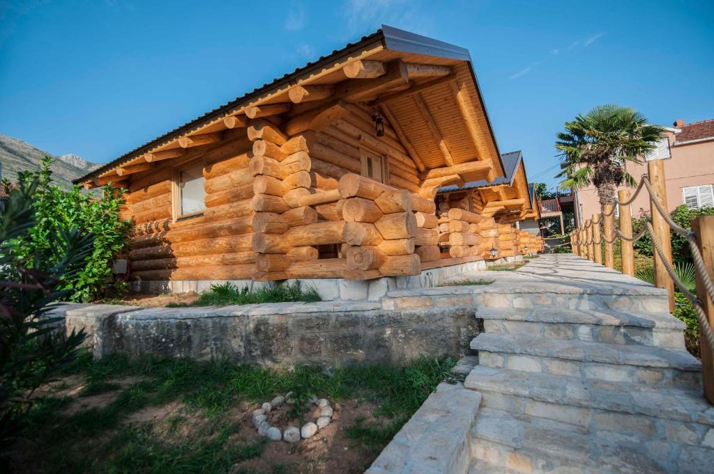 uma cabana de madeira com escadas que levam até ela em Studio - apartmani Brvnare em Trebinje