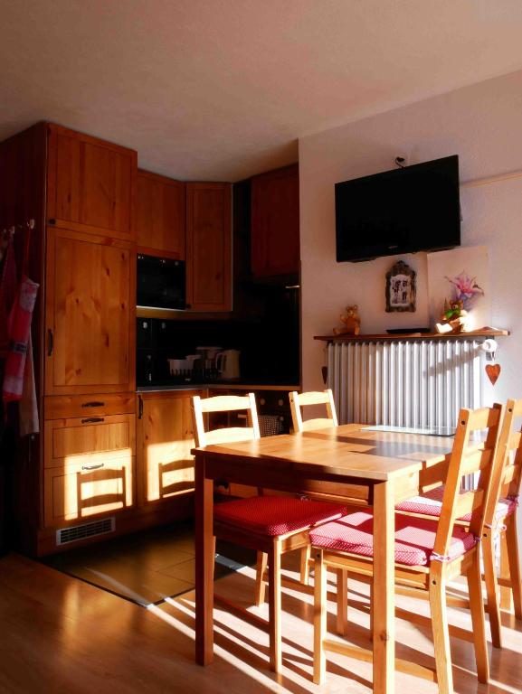 Kuchyň nebo kuchyňský kout v ubytování Romantic Chalet-Style Flat with Mountain View