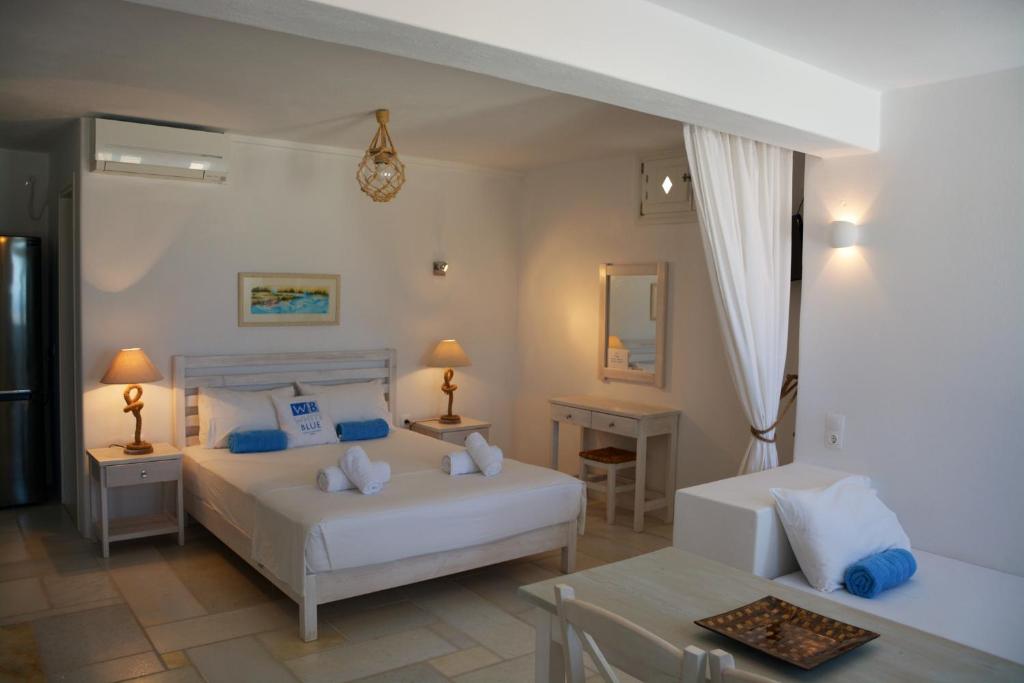 Łóżko lub łóżka w pokoju w obiekcie White Blue Houses & Apartments Paros