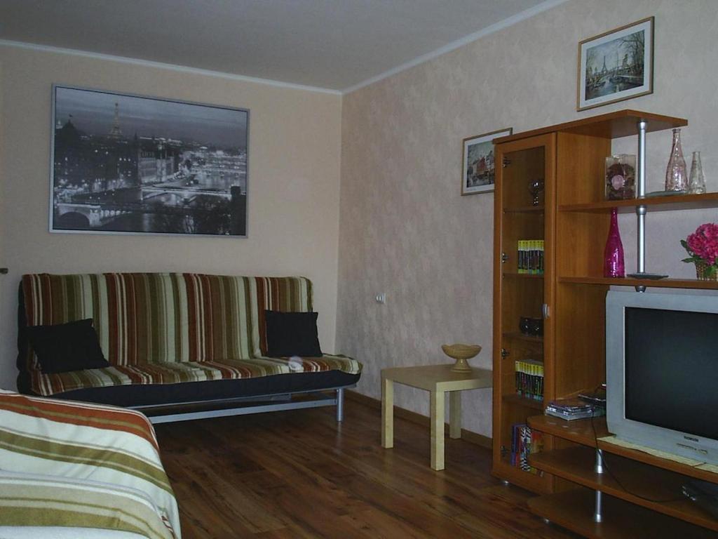 Una televisión o centro de entretenimiento en Apartment on Proviantskaya