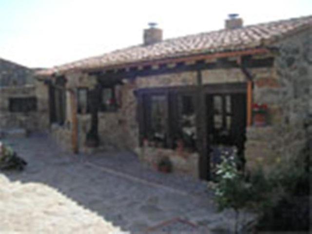 Casa de piedra con techo y patio en Los Jerónimos en La Tuda