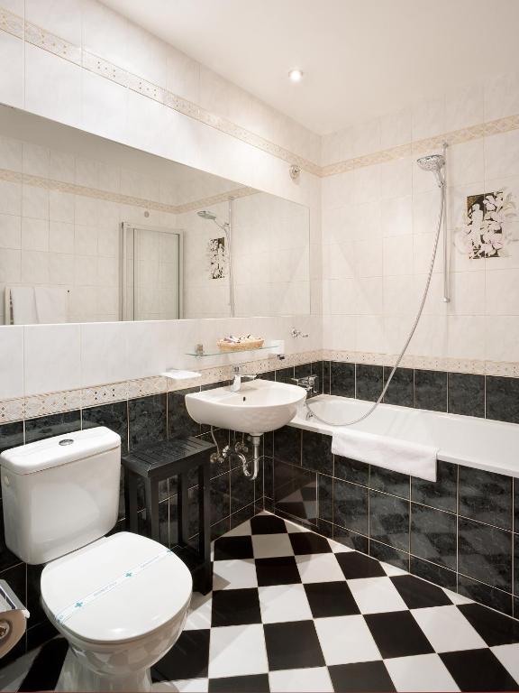 Hotel U Zlatého Stromu Prague by BHG - Resim 21