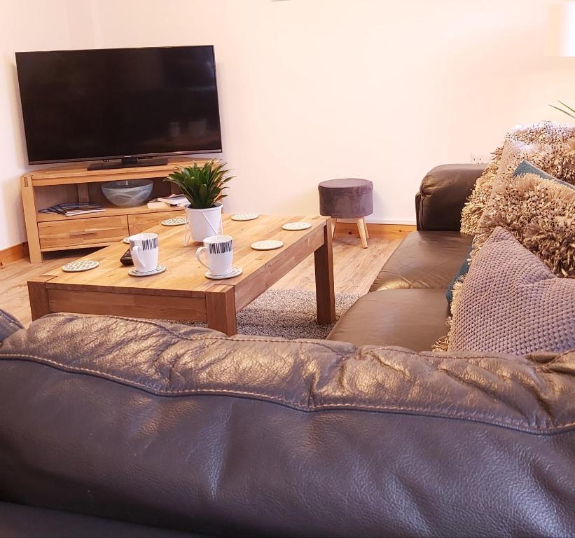 Inverness City Centre Apartment with Elevator and Google Chromecast - Appartement Met 2 Slaapkamers