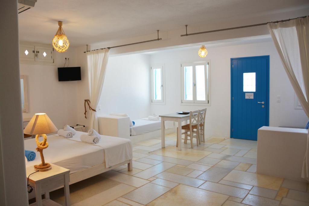 Telewizja i/lub zestaw kina domowego w obiekcie White Blue Houses & Apartments Paros