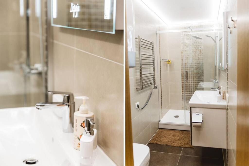 y baño con ducha, aseo y lavamanos. en Brand-New Deluxe Apartment in Liepāja, en Liepāja