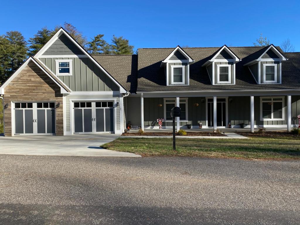 Gallery image of Hidden Gem in Mars Hill