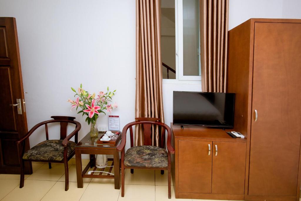 TV a/nebo společenská místnost v ubytování Viet Huong Hotel