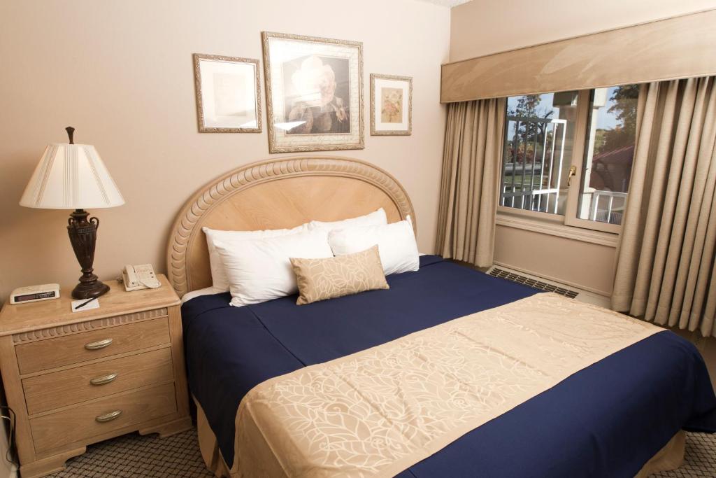 Un dormitorio con una cama grande y una ventana en Bella Vista Suites Lake Geneva, en Lake Geneva
