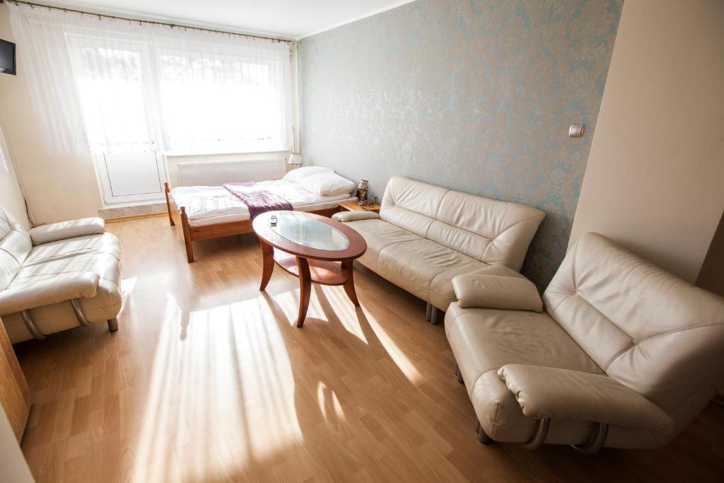 sala de estar con sofá y mesa en Apartamenty Małgorzata, en Władysławowo