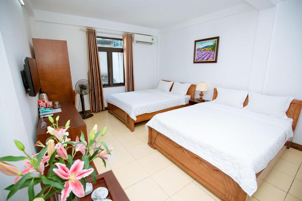 Postel nebo postele na pokoji v ubytování Viet Huong Hotel