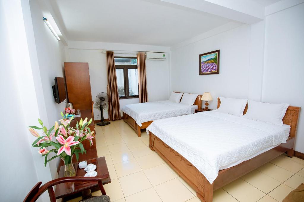 Postel nebo postele na pokoji v ubytování Viet Huong Hotel