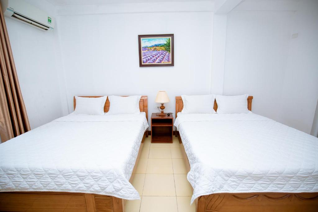 Postel nebo postele na pokoji v ubytování Viet Huong Hotel