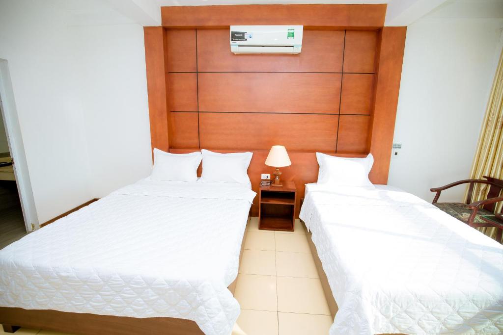 Postel nebo postele na pokoji v ubytování Viet Huong Hotel