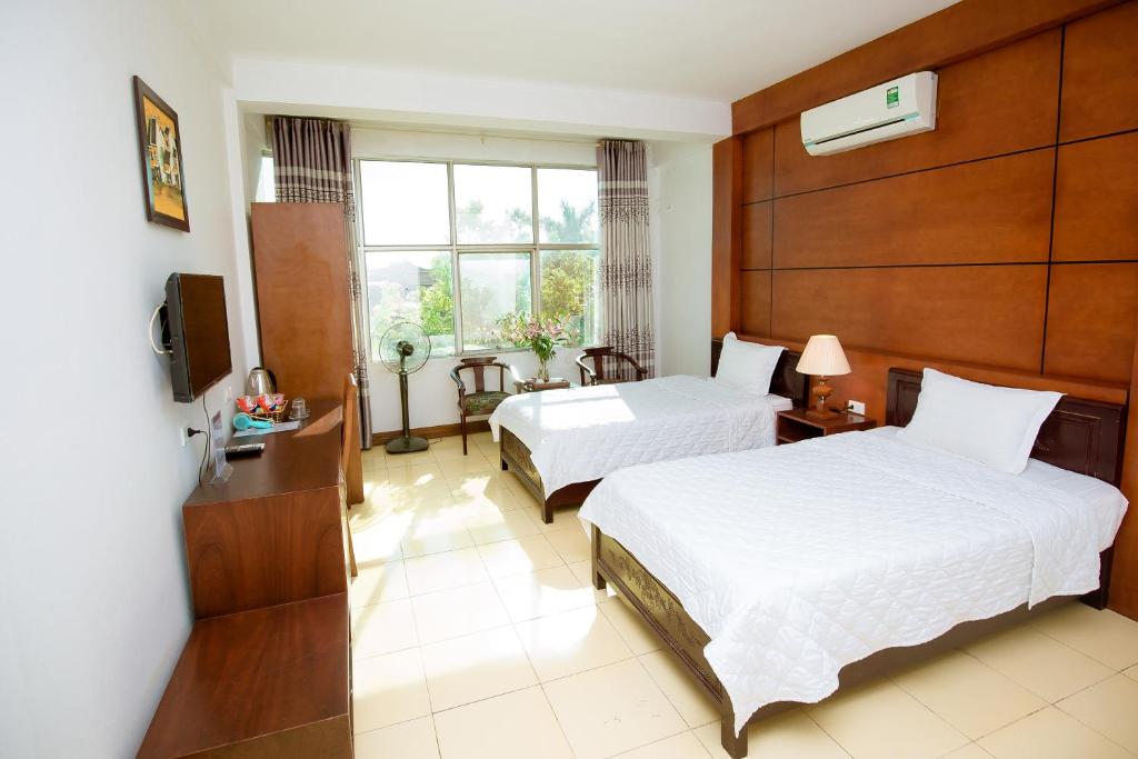 Postel nebo postele na pokoji v ubytování Viet Huong Hotel