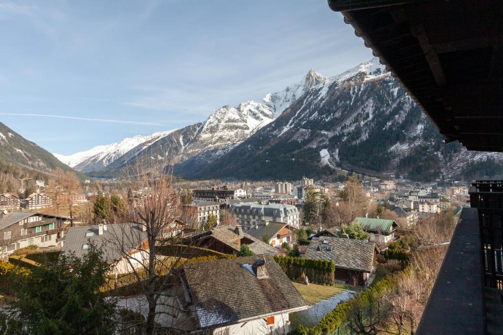 a view of a town with mountains in the background at Apartment Brevent Fodera in Chamonix