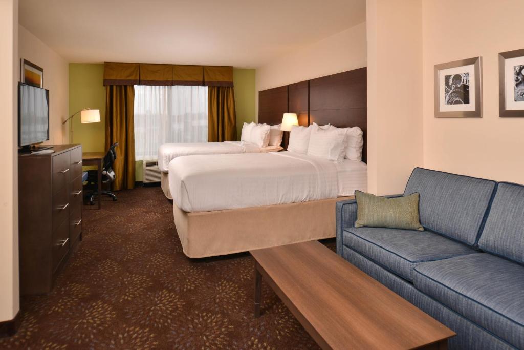 Un pat sau paturi într-o cameră la Holiday Inn Express & Suites Dearborn SW - Detroit Area, an IHG Hotel