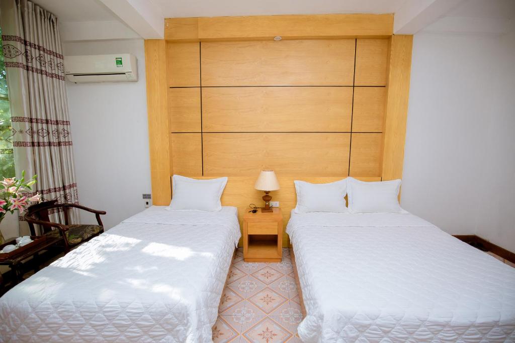 Postel nebo postele na pokoji v ubytování Viet Huong Hotel