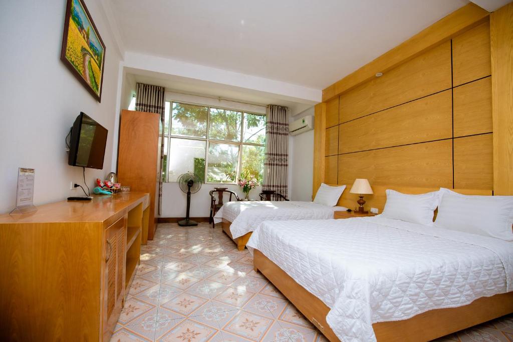 Postel nebo postele na pokoji v ubytování Viet Huong Hotel