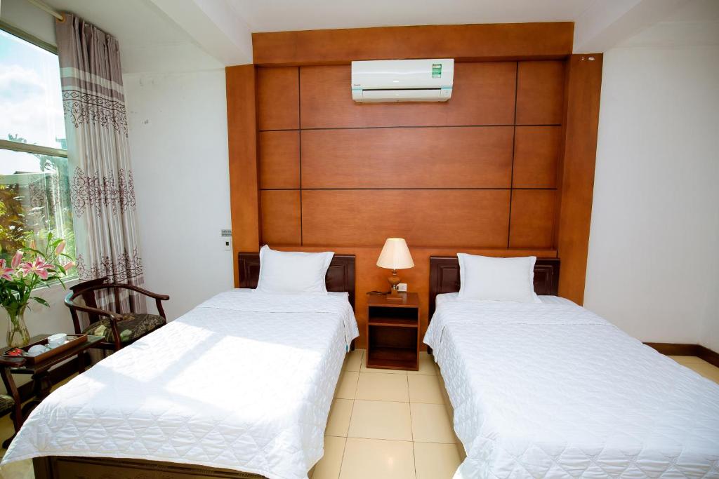 Postel nebo postele na pokoji v ubytování Viet Huong Hotel