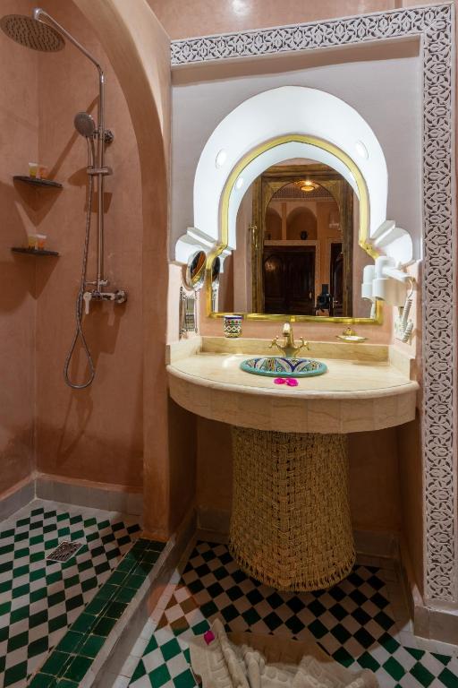 Koupelna v ubytování Riad Medina Art & Suites