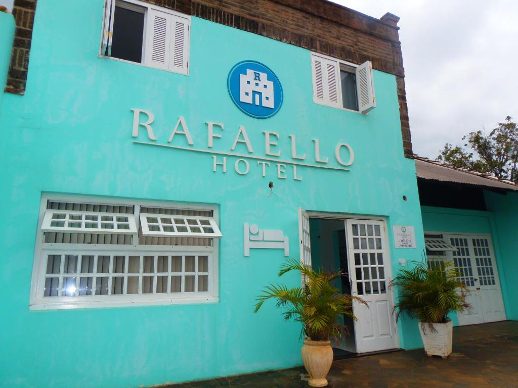 un bâtiment bleu avec un panneau indiquant l'hôtel rafalula dans l'établissement RAFAELLO HOTEL, à São Borja