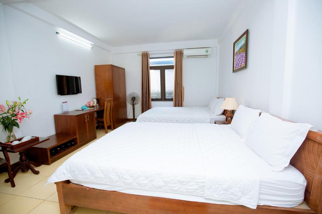 Postel nebo postele na pokoji v ubytování Viet Huong Hotel