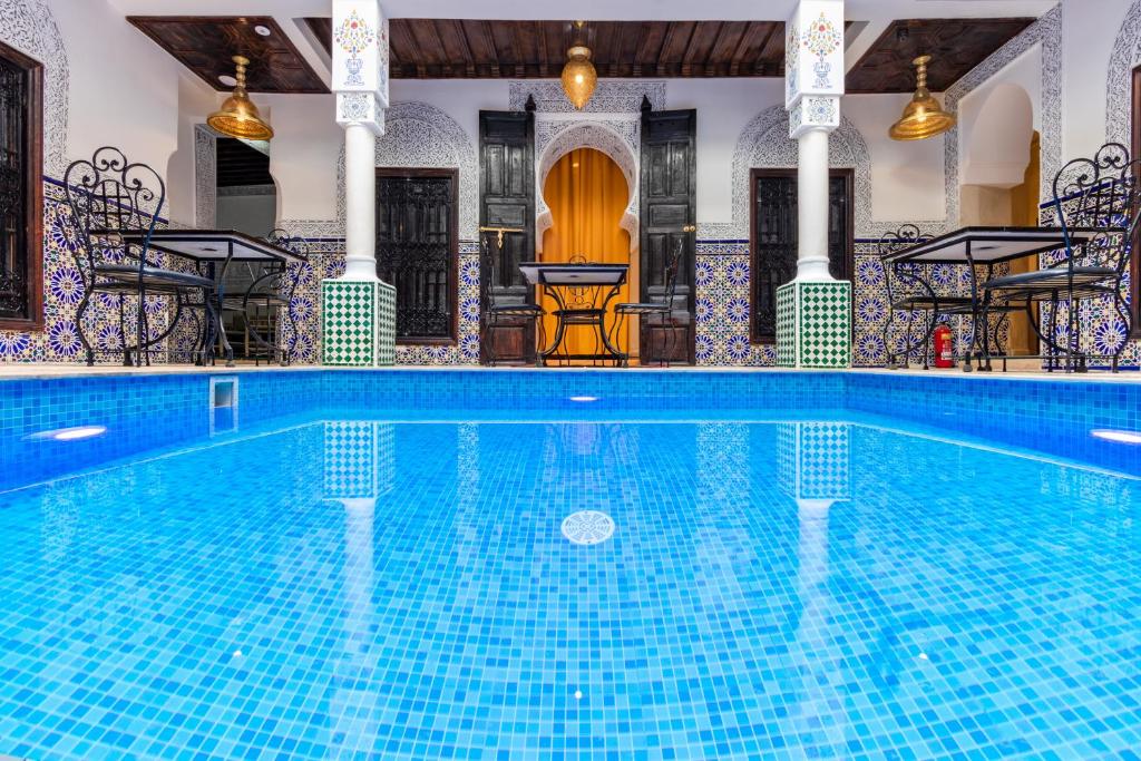 Bazén v ubytování Riad Medina Art & Suites nebo v jeho okolí