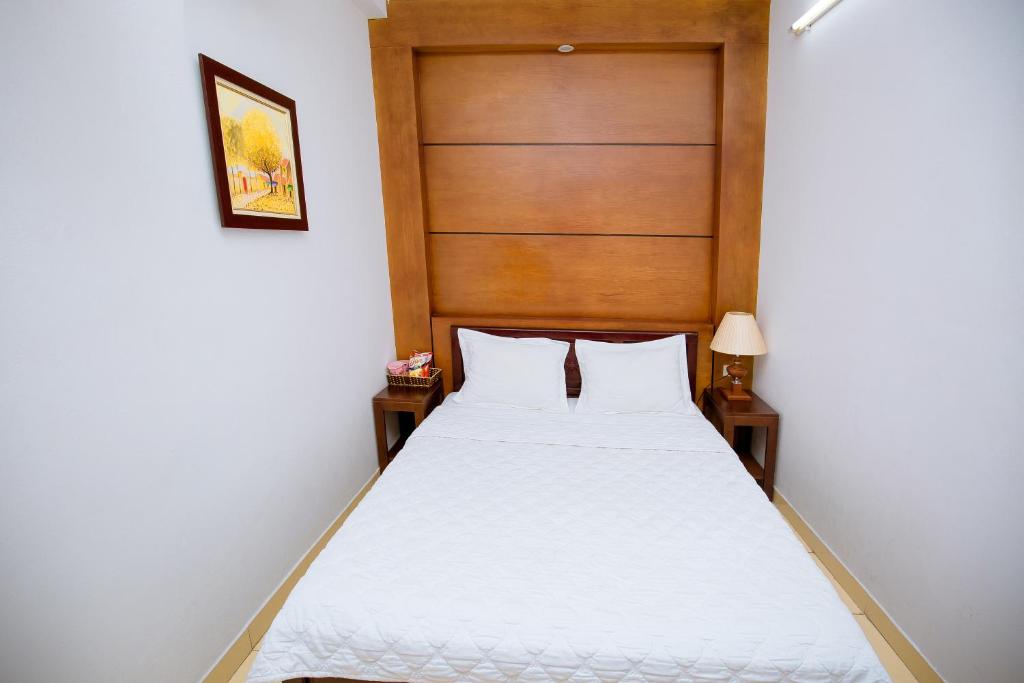 Postel nebo postele na pokoji v ubytování Viet Huong Hotel