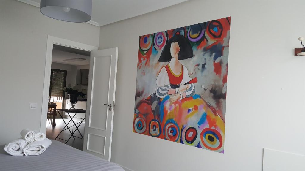 ログローニョにあるApartamento La Estambrera II con Wifi y Aire Acondicionadoの寝室の壁画