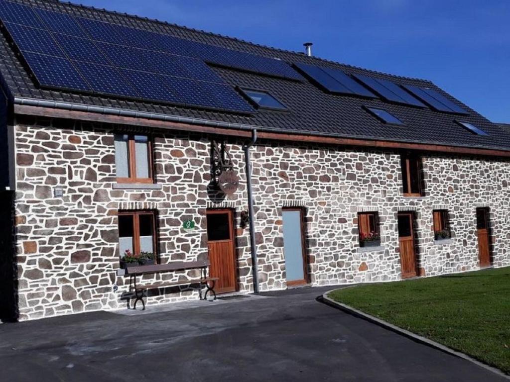 フランコルシャンにあるCharming cottage near famous Francorchampsの屋根に太陽電池パネルを施したレンガ造り