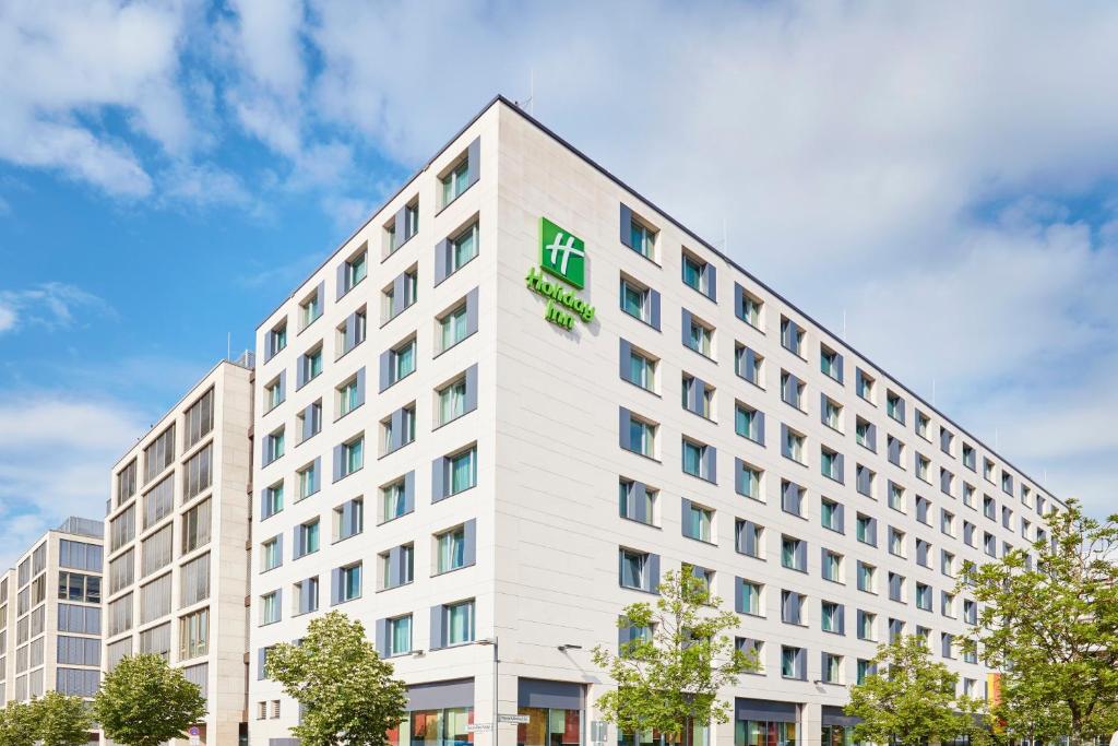 uma imagem de um edifício de hotel em Holiday Inn Berlin City East Side, an IHG Hotel em Berlim