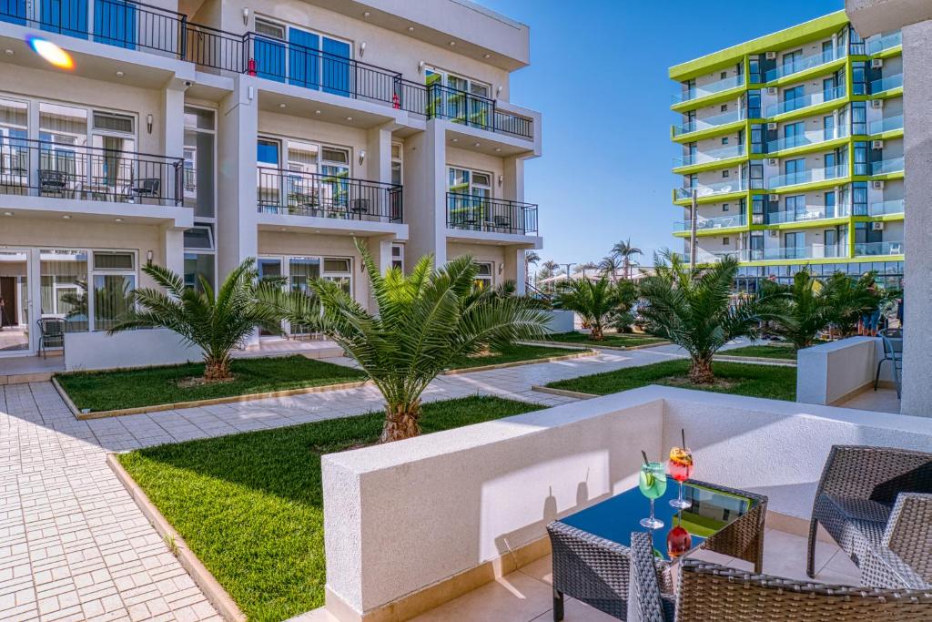 ママイア・ノルドにあるSammos Beach Resortのアパートメントビルの中庭を望めます。