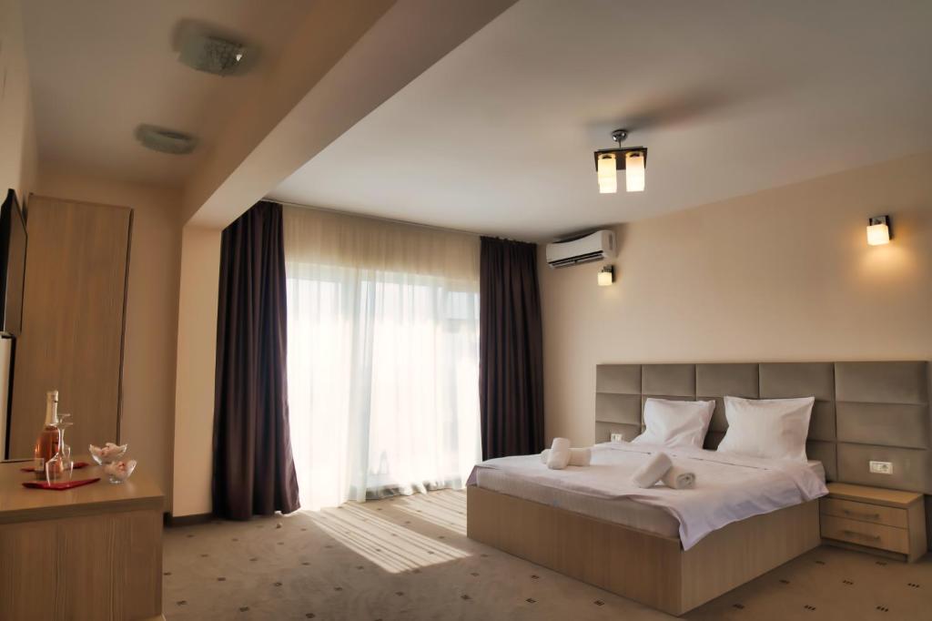 Postel nebo postele na pokoji v ubytování Sammos Beach Resort
