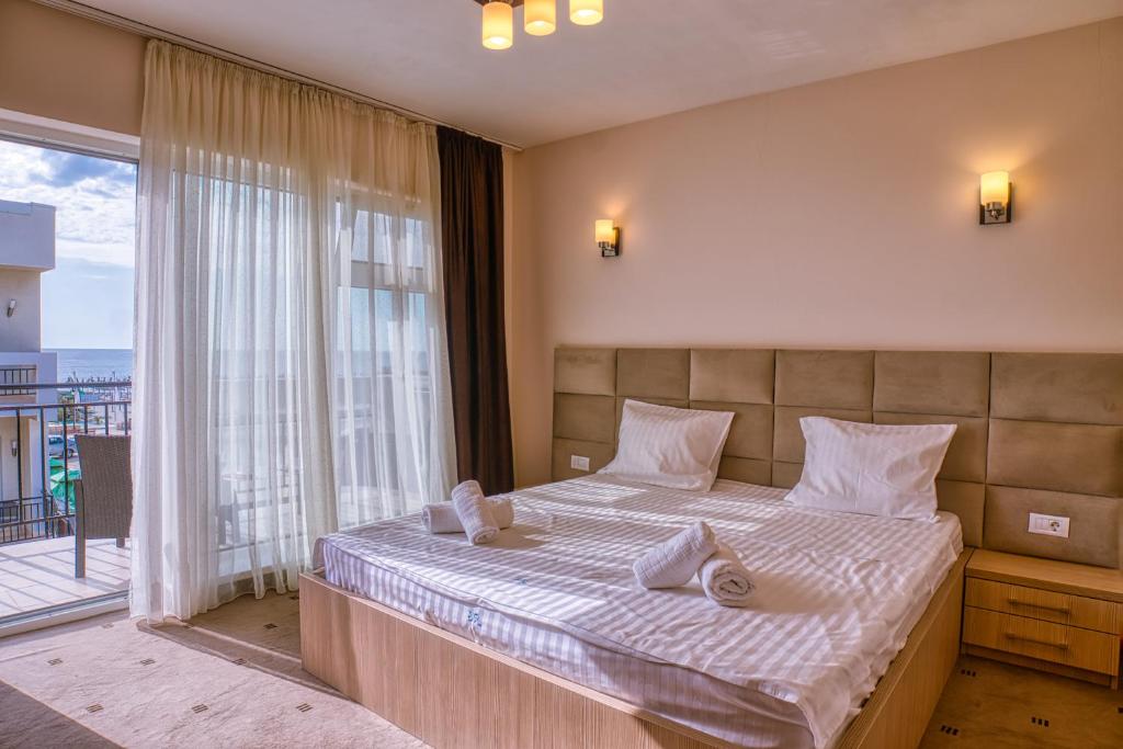 Postel nebo postele na pokoji v ubytování Sammos Beach Resort