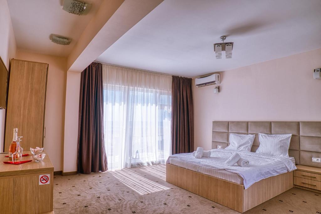 Postel nebo postele na pokoji v ubytování Sammos Beach Resort