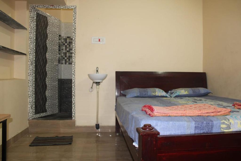 ein Schlafzimmer mit einem Bett und einem großen Spiegel in der Unterkunft Selvalakshmi Restaurant and Lodge in Tiruvannāmalai