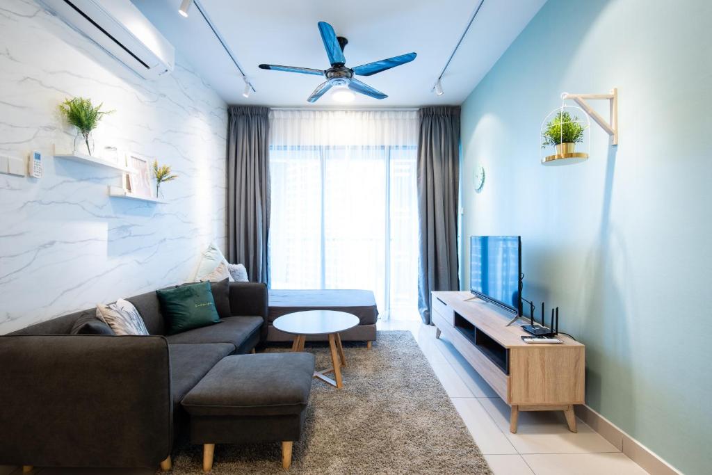 salon z kanapą i telewizorem w obiekcie 3 Rooms Elegant Minimalist Design Setapak 15min KLCC w Kuala Lumpur