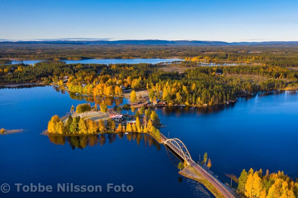 une île au milieu d'un lac dans l'établissement Lövnäs - Eget Hus utan andra gäster, à Sörsjön