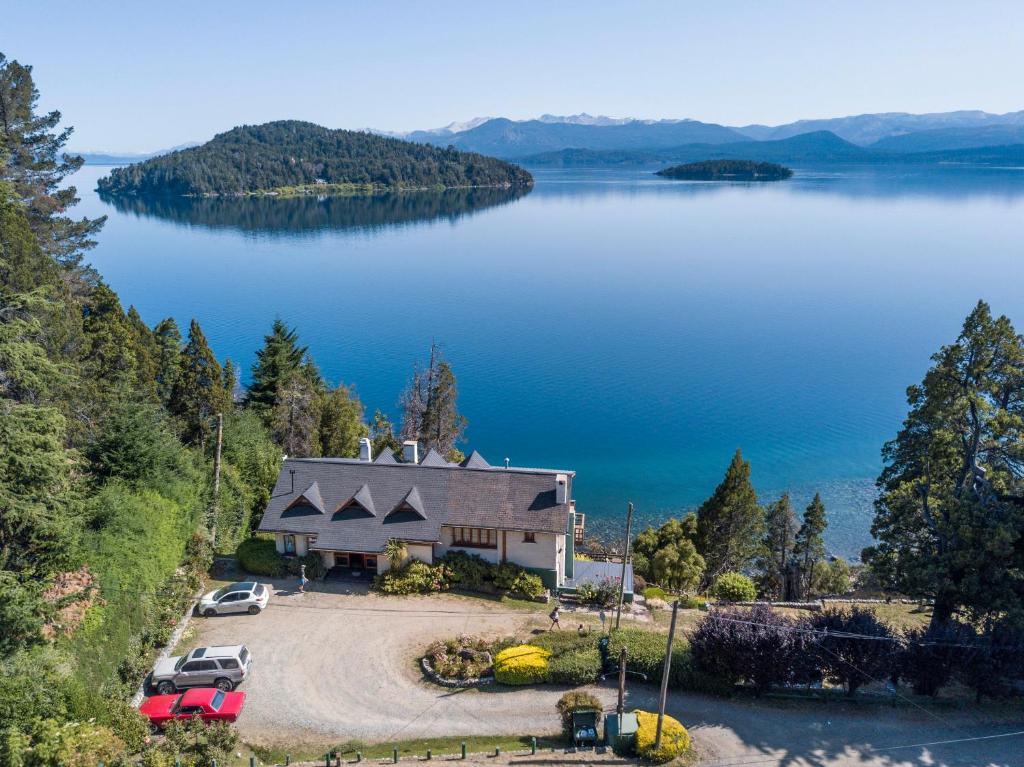 una vista aérea de una gran casa en un lago en Hosteria Santa Rita en San Carlos de Bariloche
