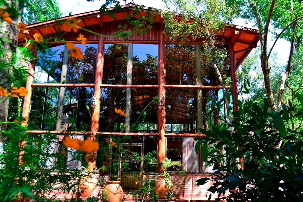 un cenador en medio de un jardín en Hotel Don Horacio en Puerto Iguazú