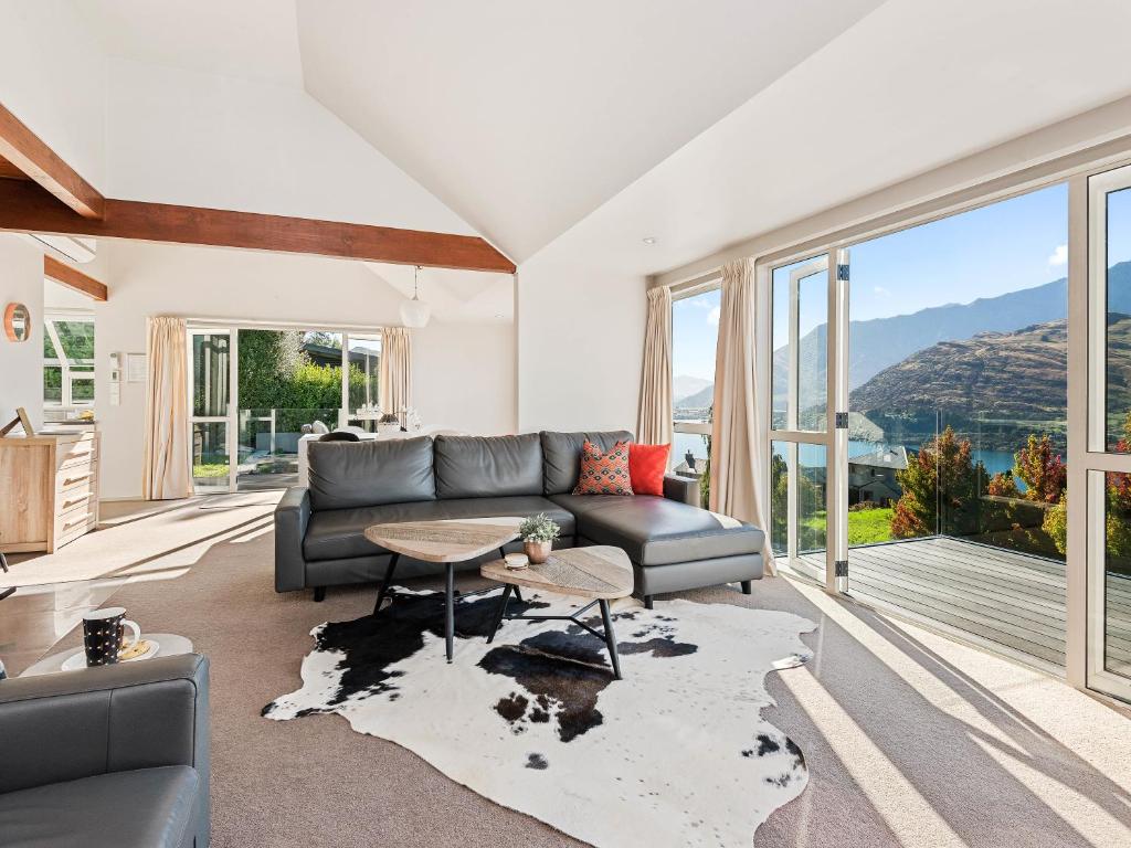 salon z kanapą i stołem w obiekcie Wakatipu Views - Queenstown Holiday Home w mieście Queenstown
