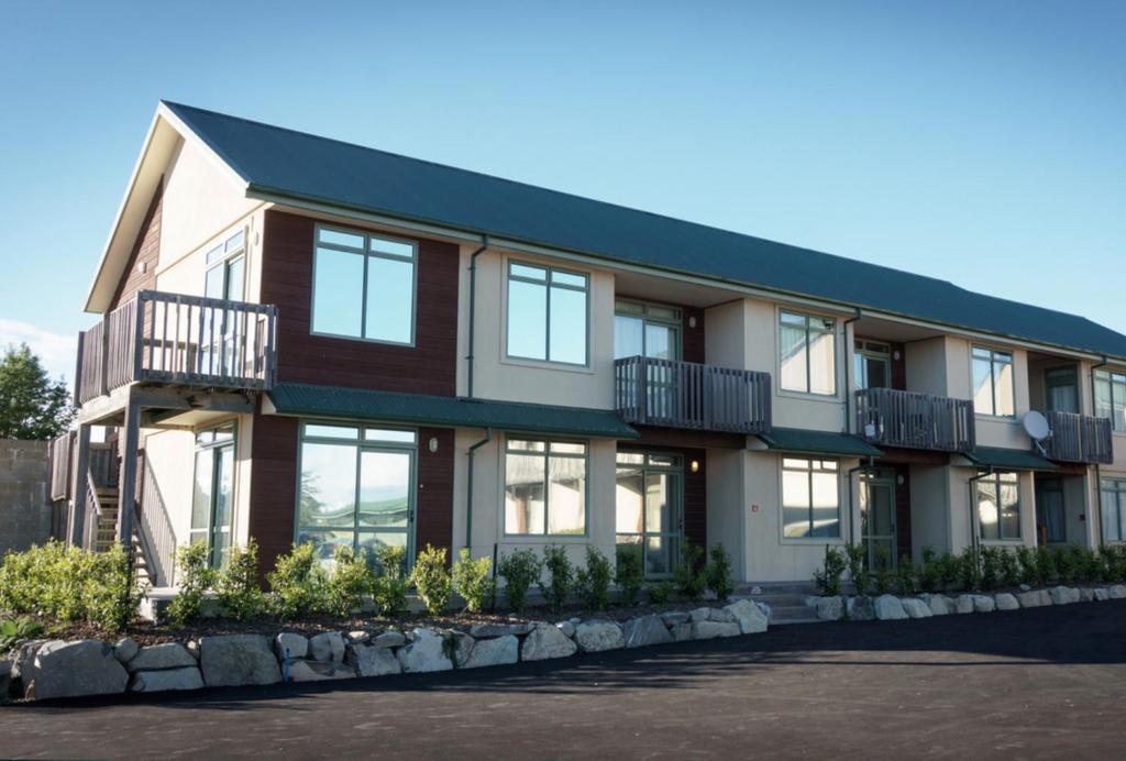 ein großes Haus mit vielen Fenstern in der Unterkunft Lake Tekapo Village Motel in Lake Tekapo