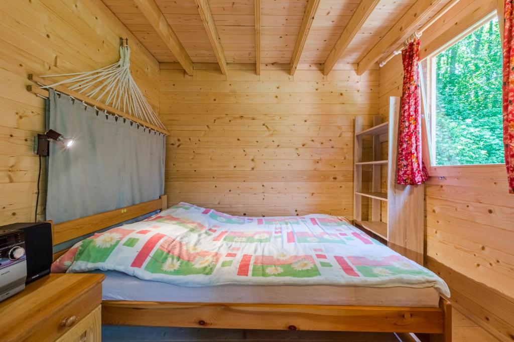 Postel nebo postele na pokoji v ubytování Domki nad Jeziorem